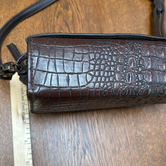 Kolta crossbody versatile compact bag. Brown croc-like embossed rectangle shape. - Picture 3 of 6